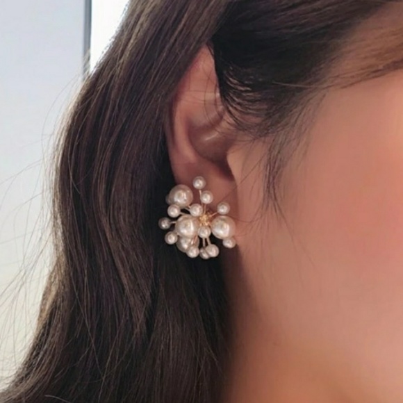 NEW WHITE PEARL FLORAL STUD EARRINGS ACCESSORIE - Picture 4 of 5